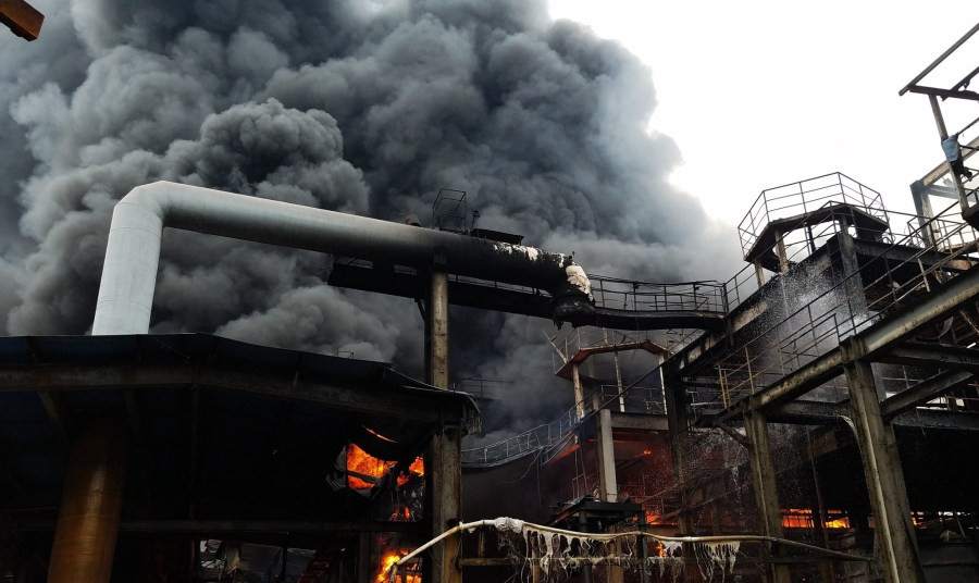 广西一冶炼厂突发大火 浓烟冲天伴随爆炸声