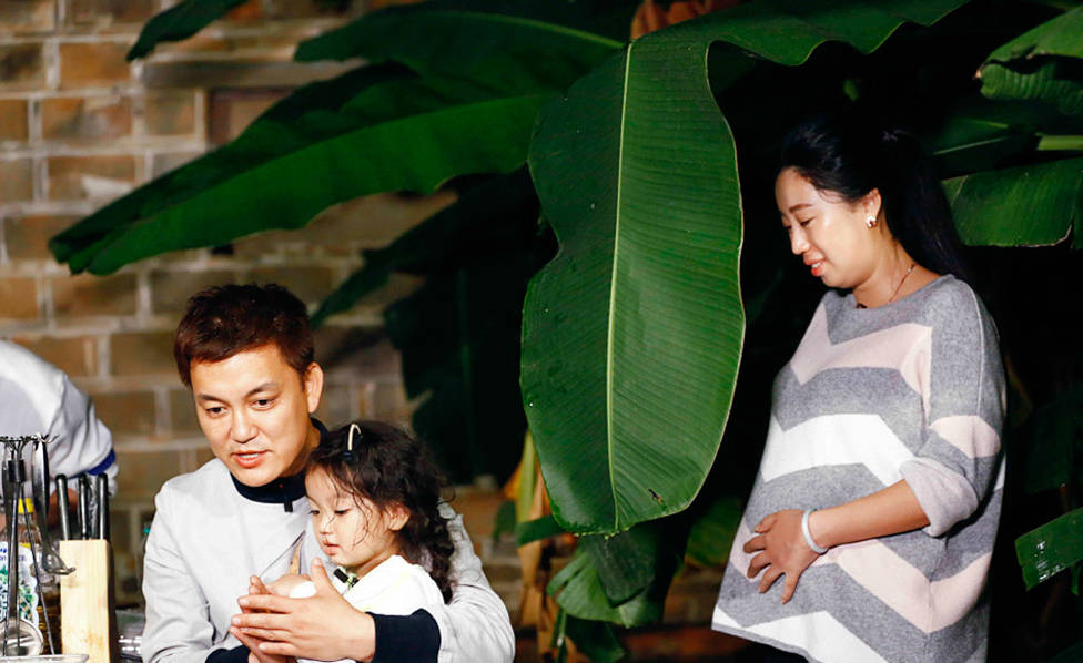 阿拉蕾看到亲妈激动献熊抱 搂着董立爸爸温馨亲吻