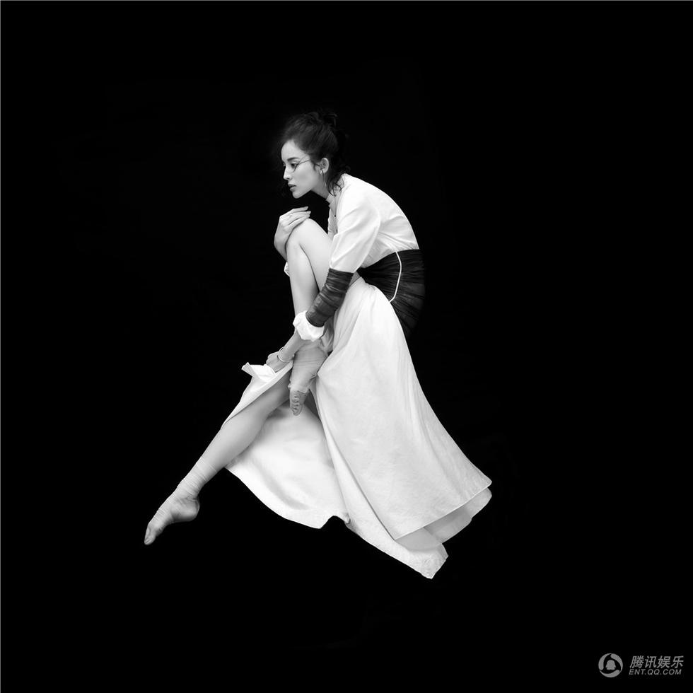 娜扎黑白文艺大片曝光 柔美灵动身姿曼妙