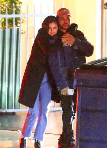 selena gomez与the weeknd被拍到当街亲吻的亲热照片.