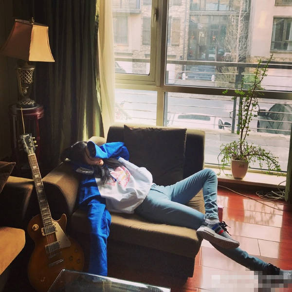 李小璐"心机"晒北京瘫 满屏都是腿