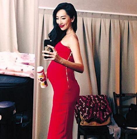 隋棠挺8个月孕肚走扶梯被撞 老公瞬间拉住