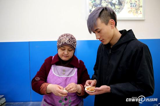 90后小伙当起"包子小王子" 一天能卖2000多个