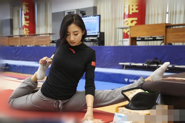 蹦床公主何雯娜晒倒立美照 身材婀娜多姿