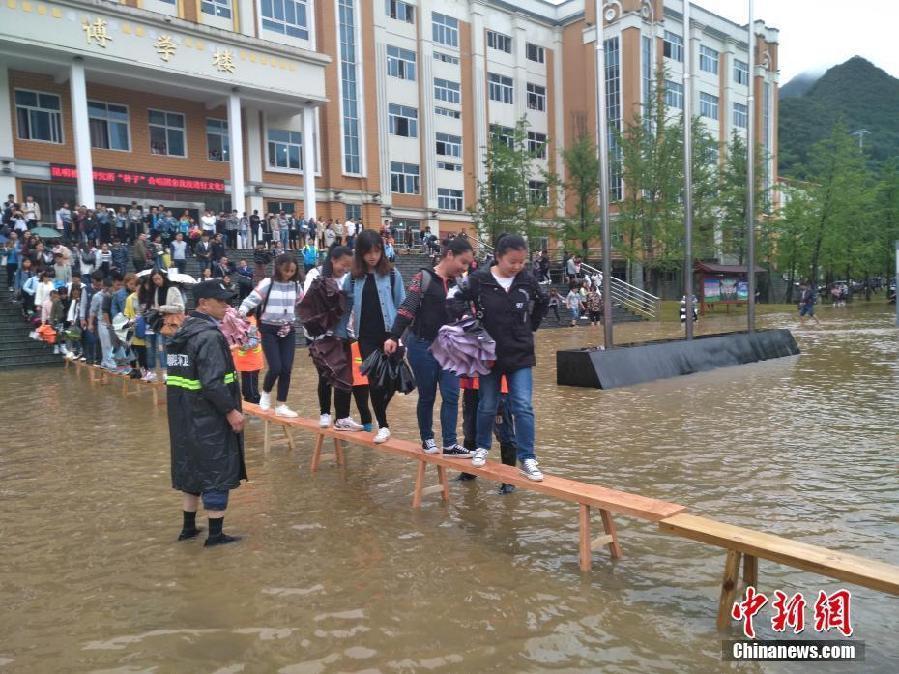 贵州高校积水 环卫阿姨背着大学生过河