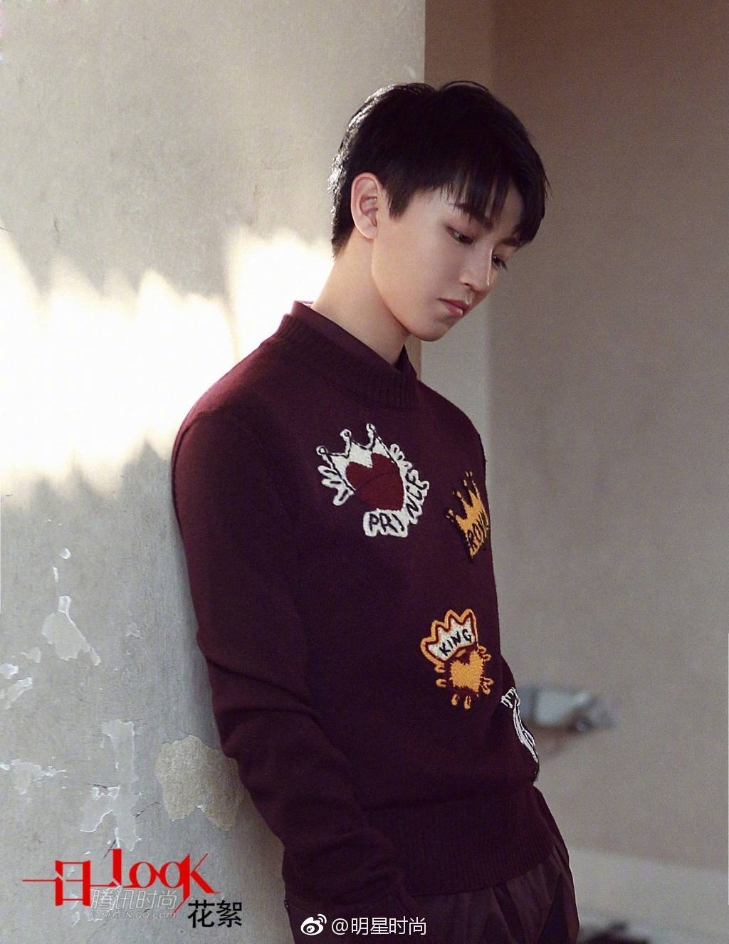 王俊凯时尚街拍,红衣白衫黑眼镜精致又时髦