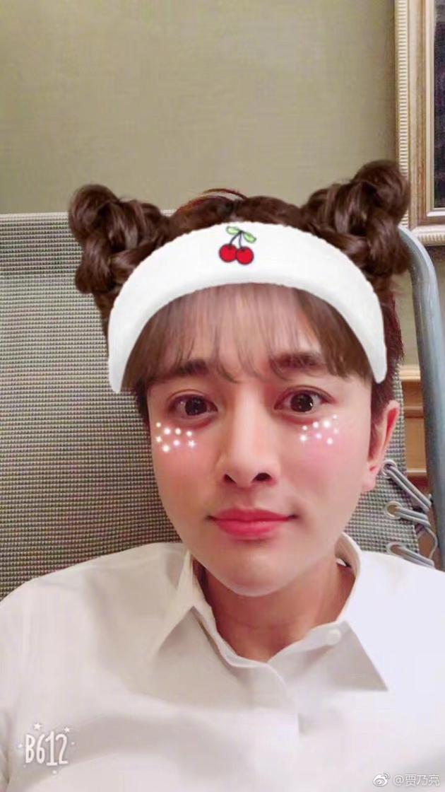 笑哭!贾乃亮晒变脸照 男扮女装竟然比女人还美艳