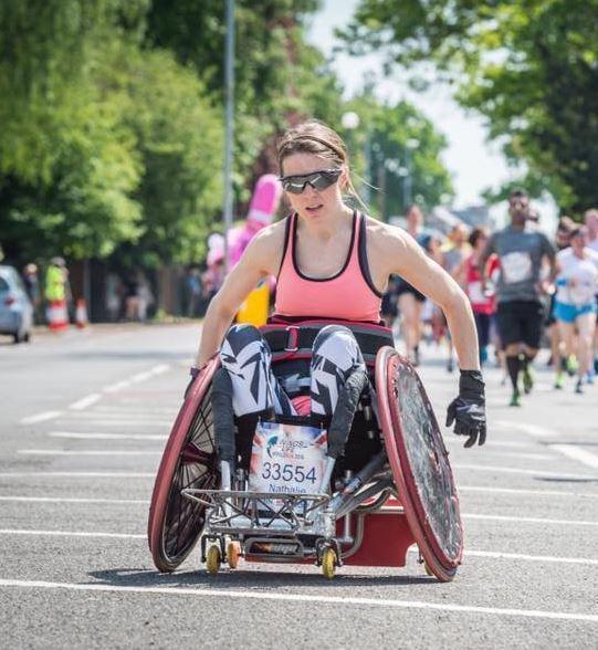 女子年轻时因车祸瘫痪如今成职业赛车手