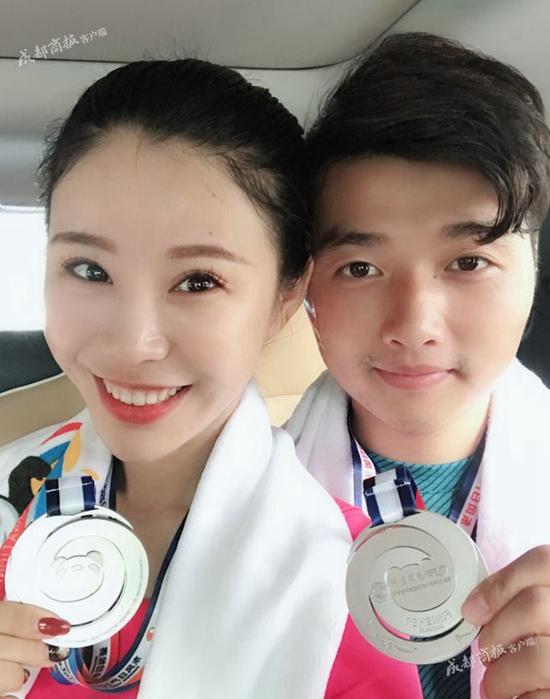 据悉,两人都在成都工作,男生名叫何新波,30岁,从事房地产工作;女生