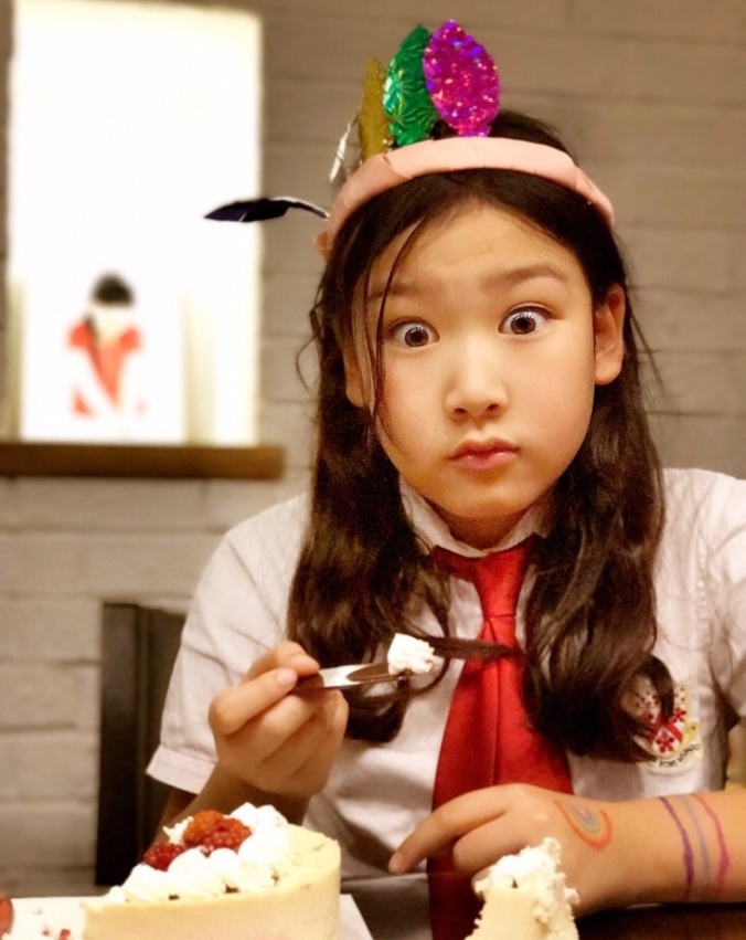 管虎梁静10岁女儿近照曝光 和爸爸妈妈神似