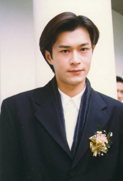 古天乐居然还在用滑盖手机