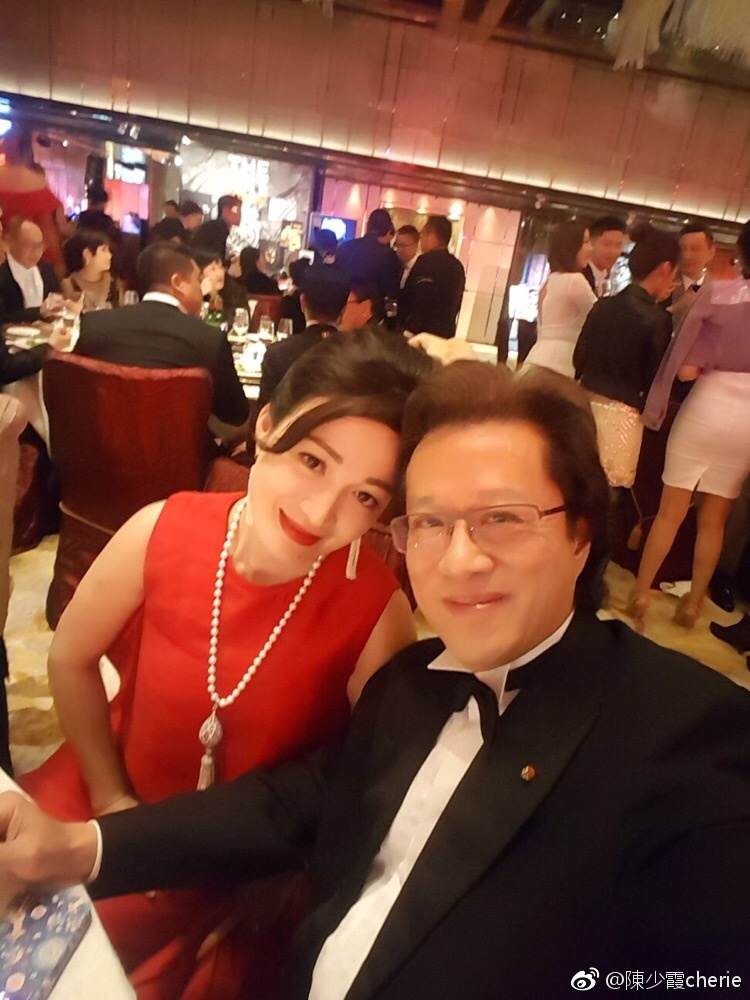 婚后,陈少霞不时陪伴李文辉出席活动,一身珠光宝气,连外貌也是越来