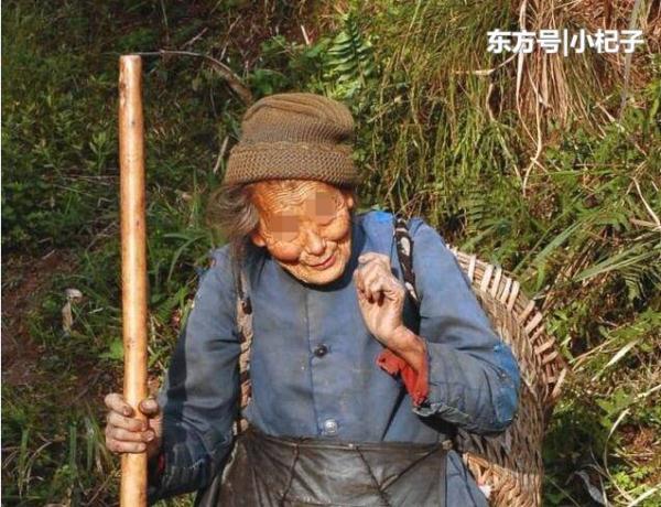 穷小伙风雨夜救拾荒老太,结婚当天收到老太神秘大礼,打开傻了