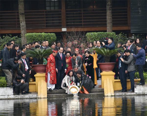 越南不一样的春节习俗,国家元首亲自参与"放鲤鱼"