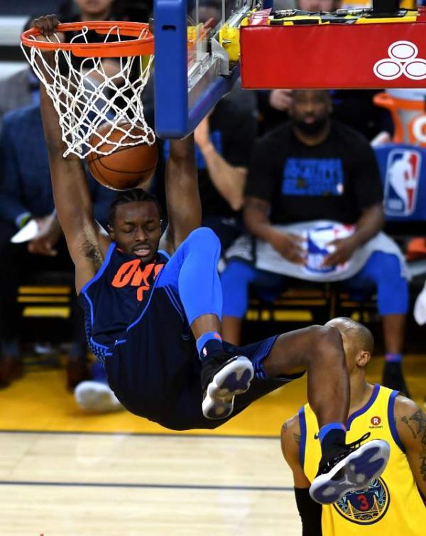 2月24日,雷霆队球员格兰特(上)在比赛中扣篮.新华社记者吴晓凌摄