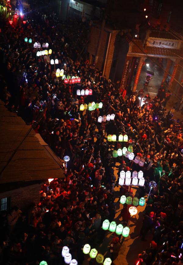 3月23日,在湖南省衡阳县界牌镇,人们执彩灯巡游庆祝火灯节.
