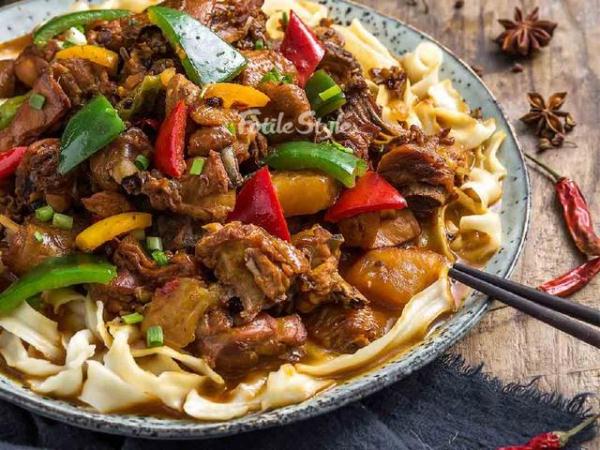 大盘鸡这么做才正宗,爽滑麻辣,味鲜不腻,儿子每次汤汁都喝精光
