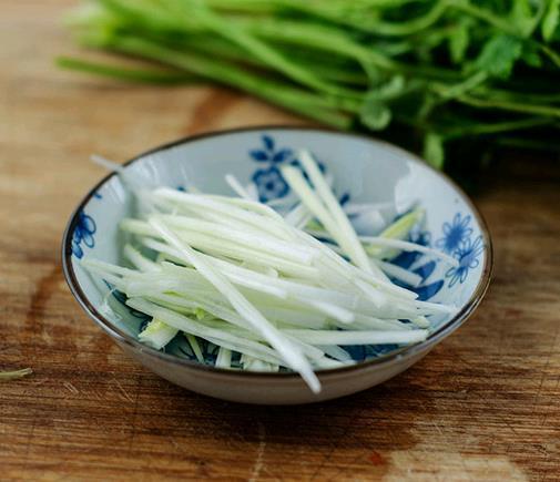 5,在干丝的碗里放入切好的香菜段和葱白丝.