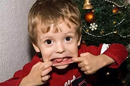 是哪种教育方式出了问题,让熊孩子如此可怕,3岁看大绝对是真理