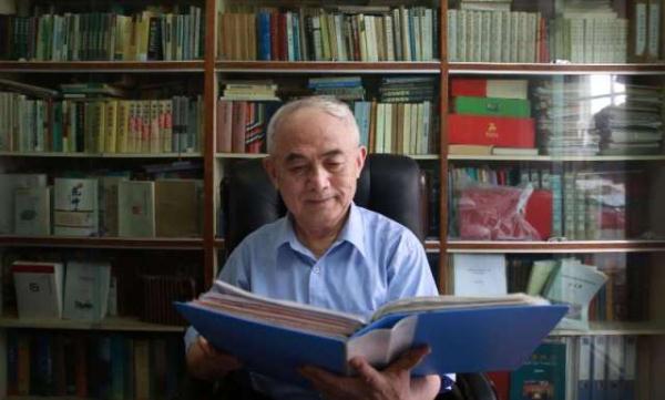 2018年5月29日,杨鹏程在书房里翻阅当年的"准考证","录取通知书"等