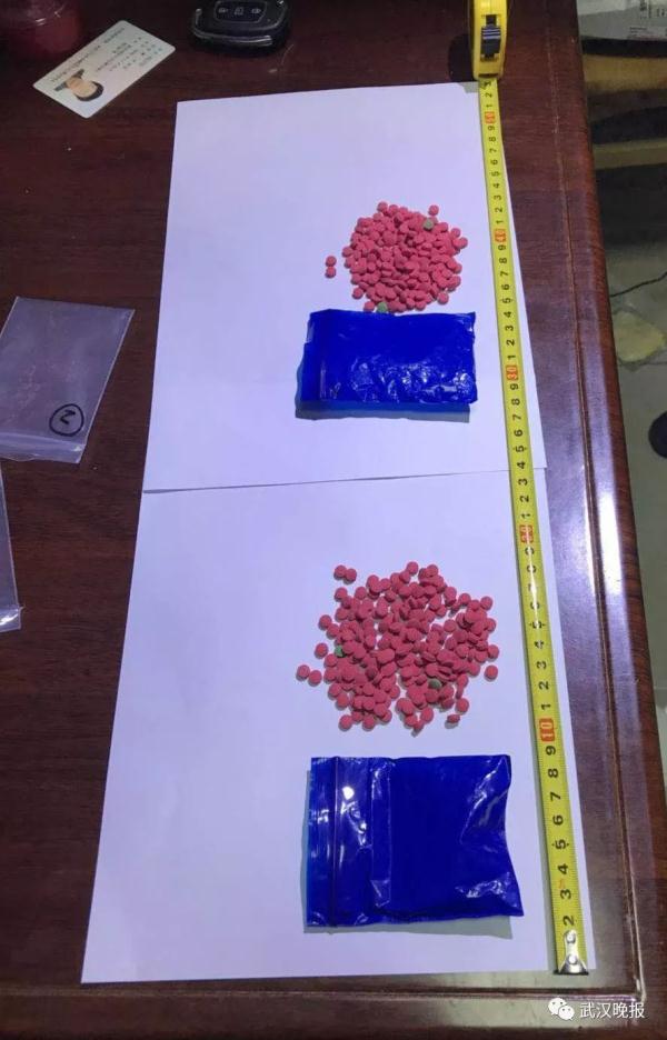 男子走路撞了下女警,竟然被拘了,网友却大大点赞