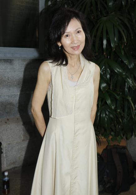 tvb老戏骨,63岁陈荣峻与58岁吴香伦教堂行礼,亲友祝福