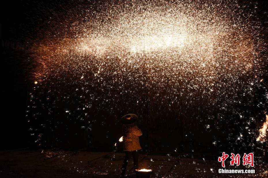 河北蔚县传统特色打“树花”民俗迎新年