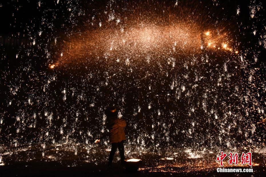 河北蔚县传统特色打“树花”民俗迎新年