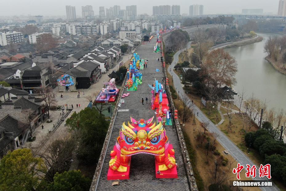 南京明城墙布置彩灯迎新春