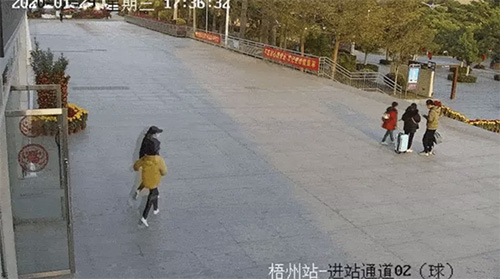 她们放下20瓶消毒水转身就跑......