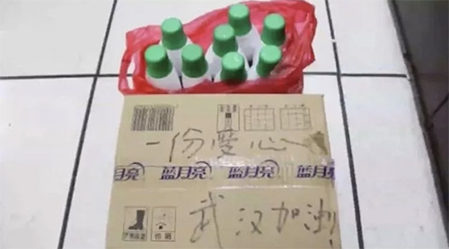 她们放下20瓶消毒水转身就跑......