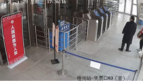 她们放下20瓶消毒水转身就跑......