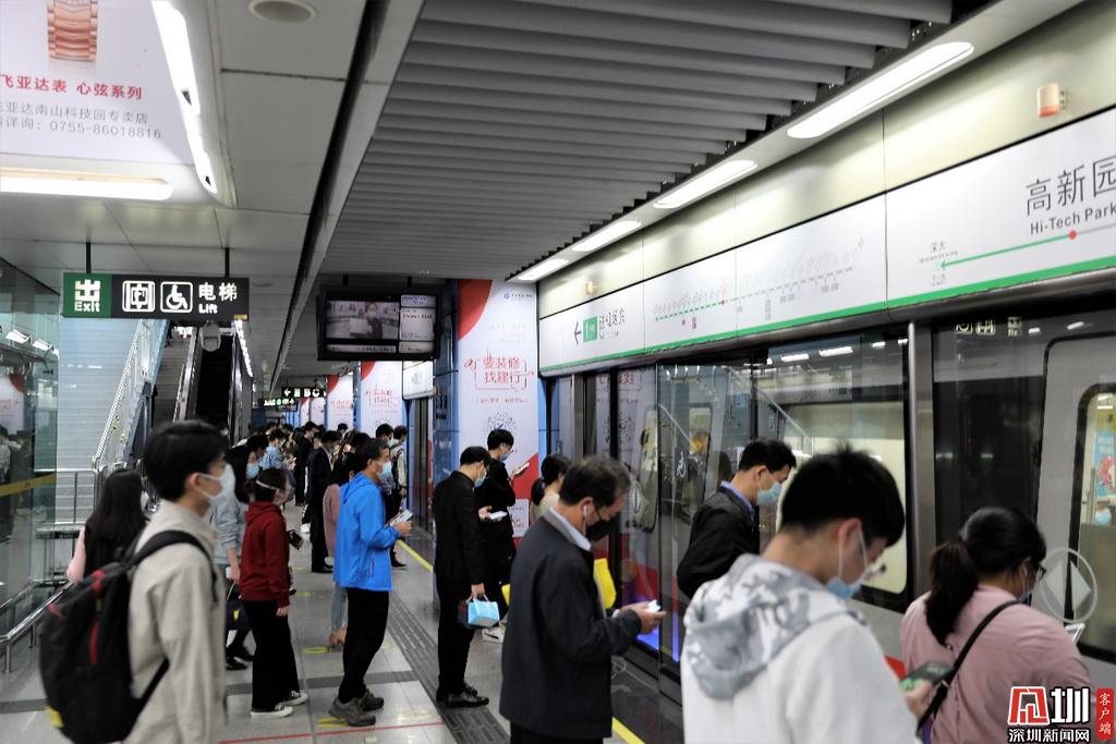 高新园地铁站,如往日般,上车需要排队了.