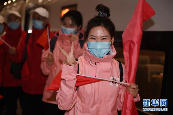 首批返京的援鄂国家医疗队队员抵京
