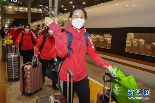 首批返京的援鄂国家医疗队队员抵京