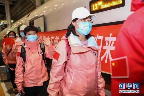 首批返京的援鄂国家医疗队队员抵京