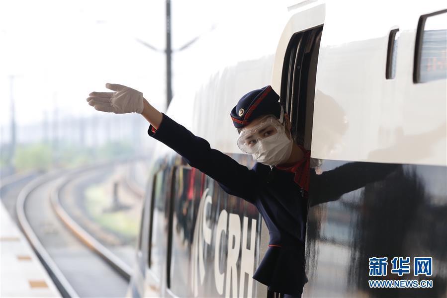 武汉开出“解封”后开往湖北省外的首趟始发列车