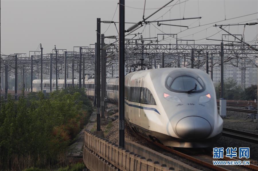 武汉开出“解封”后开往湖北省外的首趟始发列车