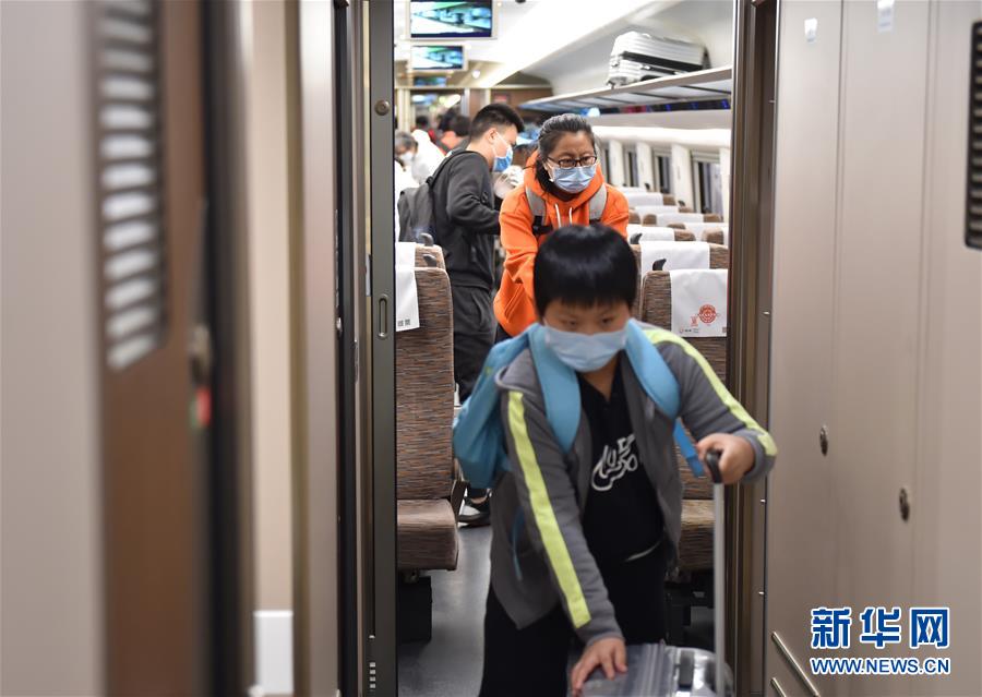 武汉“解封”后首趟返京列车抵达北京西站