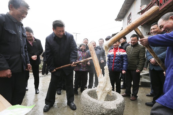 习近平与劳动人民在一起