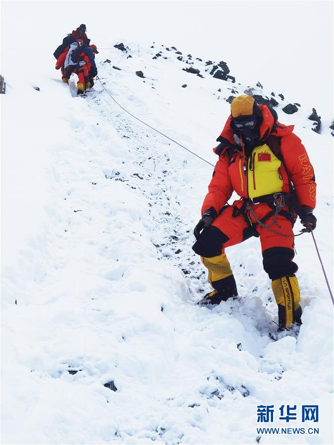 （2020珠峰高程测量）（3）珠峰高程测量登山队撤回前进营地 登顶日期将再调整
