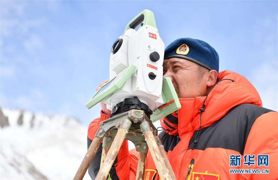 自然资源部第一大地测量队对珠峰峰顶进行交会观测