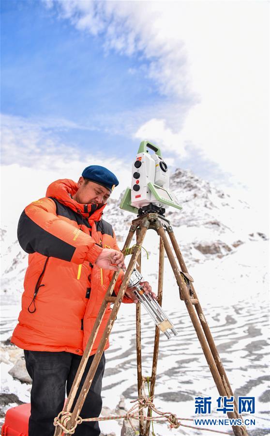 自然资源部第一大地测量队对珠峰峰顶进行交会观测
