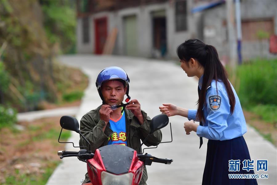 广西柳州：“一盔一带”安全教育进苗寨