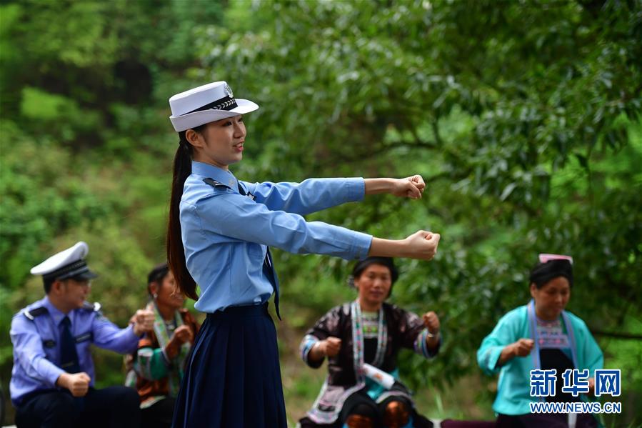 广西柳州：“一盔一带”安全教育进苗寨