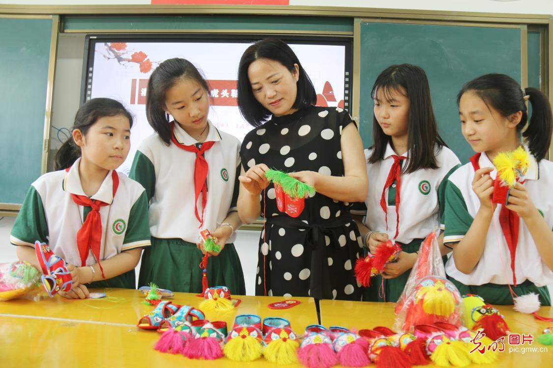 Children learn to make intangible cultural heritage handicrafts to greet International Children’s day in E China’s Jiangsu