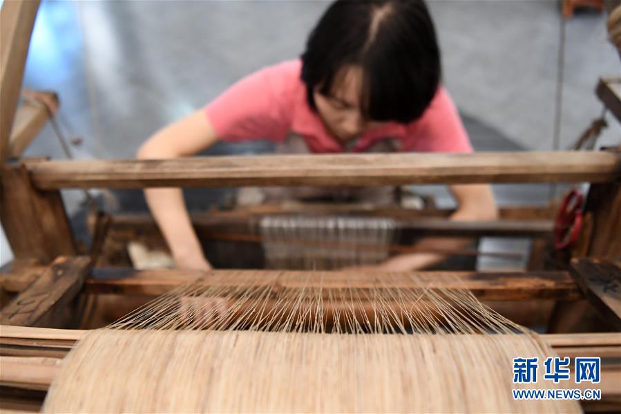 6月12日,在重庆荣昌的天运夏布会馆,非遗传承人马琳沁在用织布机