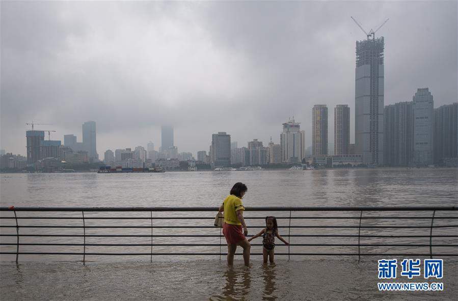 长江中下游干流控制站陆续突破警戒水位