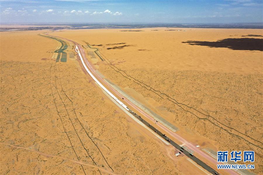 宁夏首条沙漠高速公路建设正酣