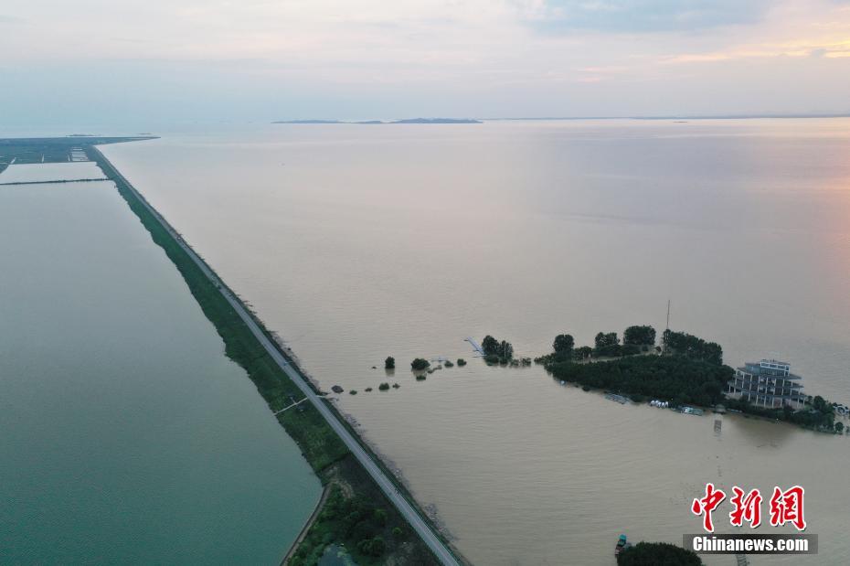 江西鄱阳湖水位暴涨破历史 一堤之隔泾渭分明